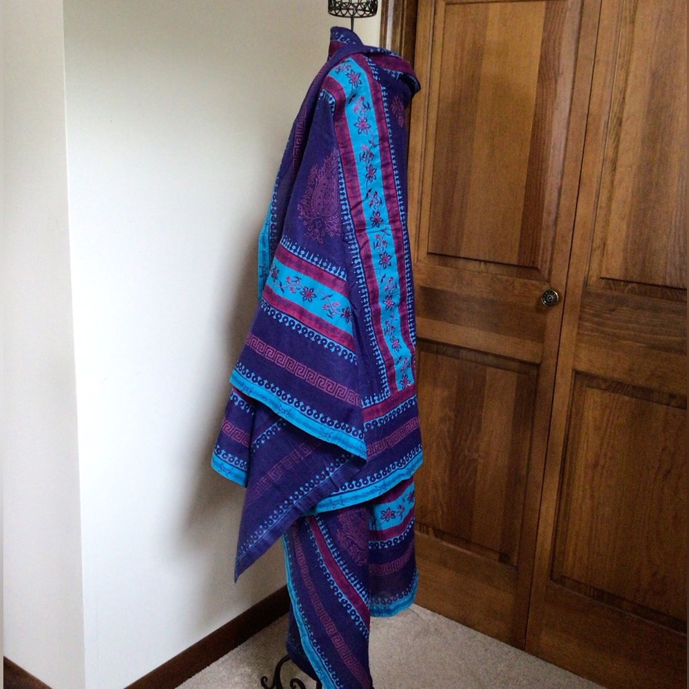Beautiful oversized Scarf/Wrap 96”x37” - Picture 2 of 4
